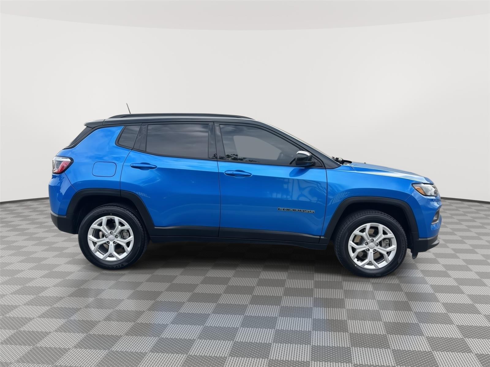 Vehicle photo 8