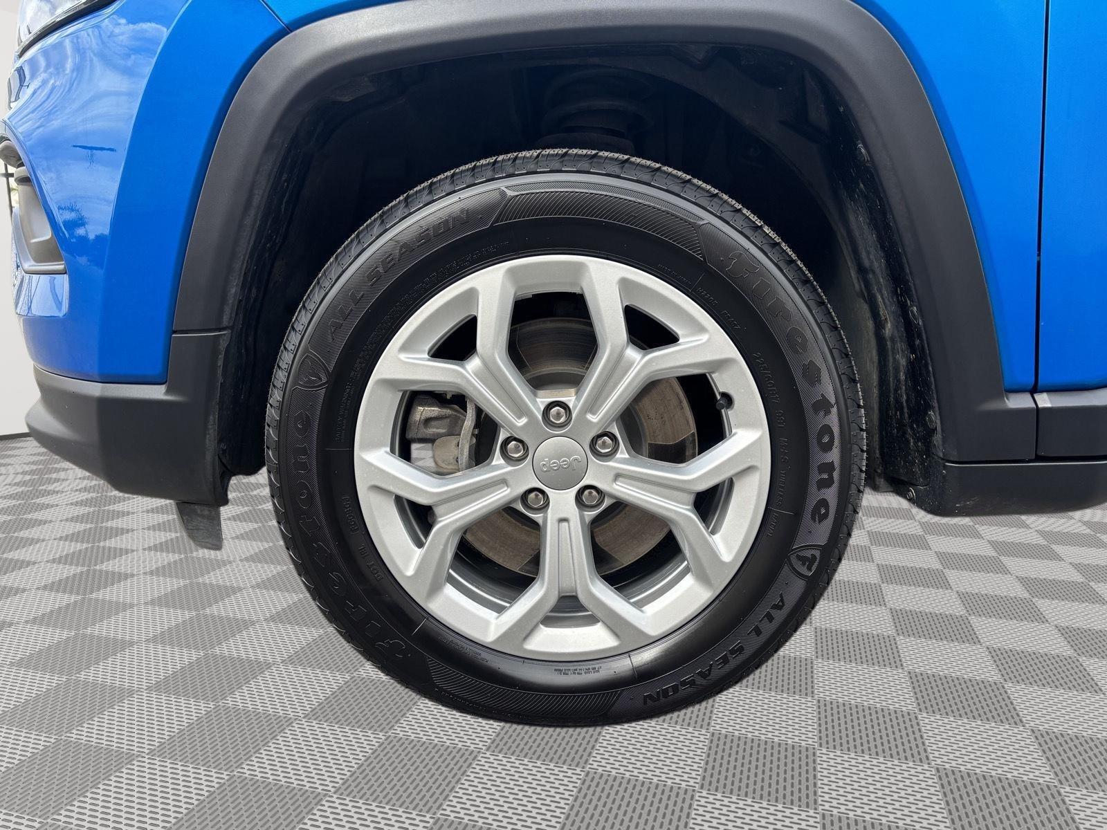 Vehicle photo 11