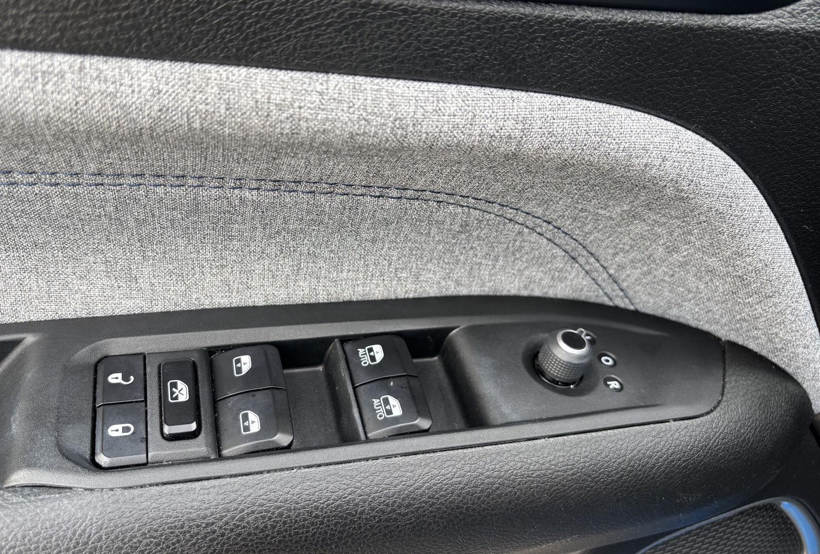 Vehicle photo 21