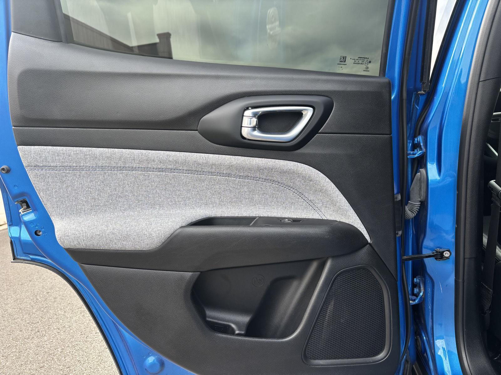 Vehicle photo 23