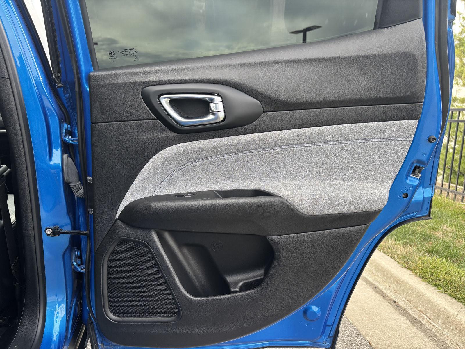 Vehicle photo 25