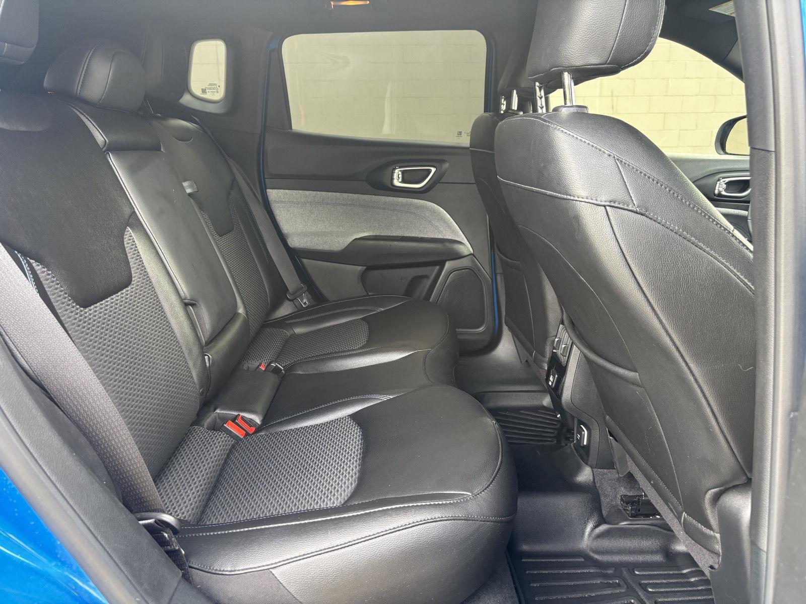 Vehicle photo 26