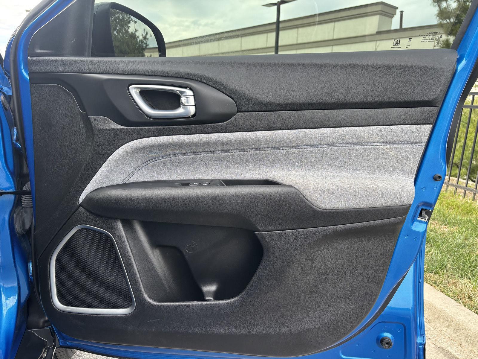 Vehicle photo 27