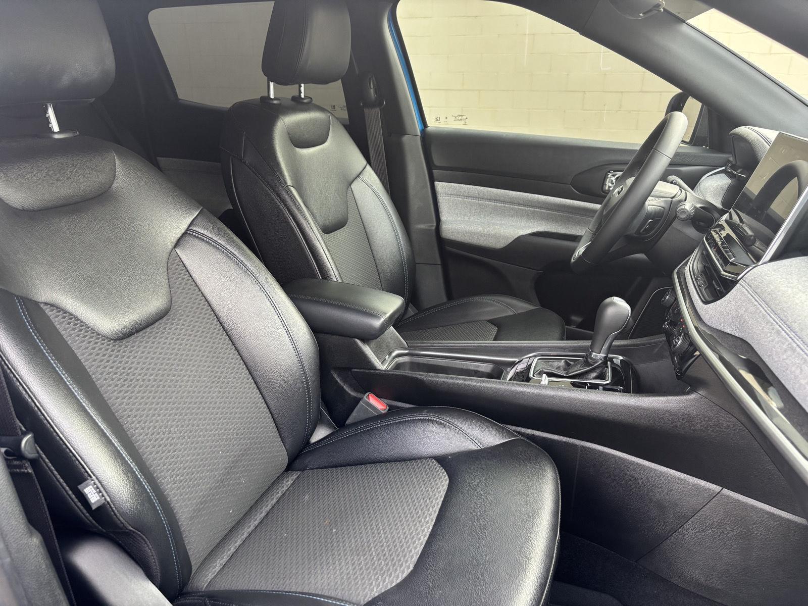 Vehicle photo 29