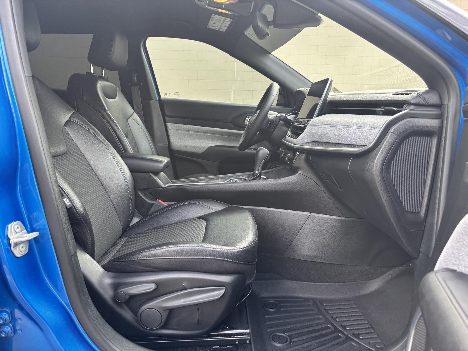 Vehicle photo 28