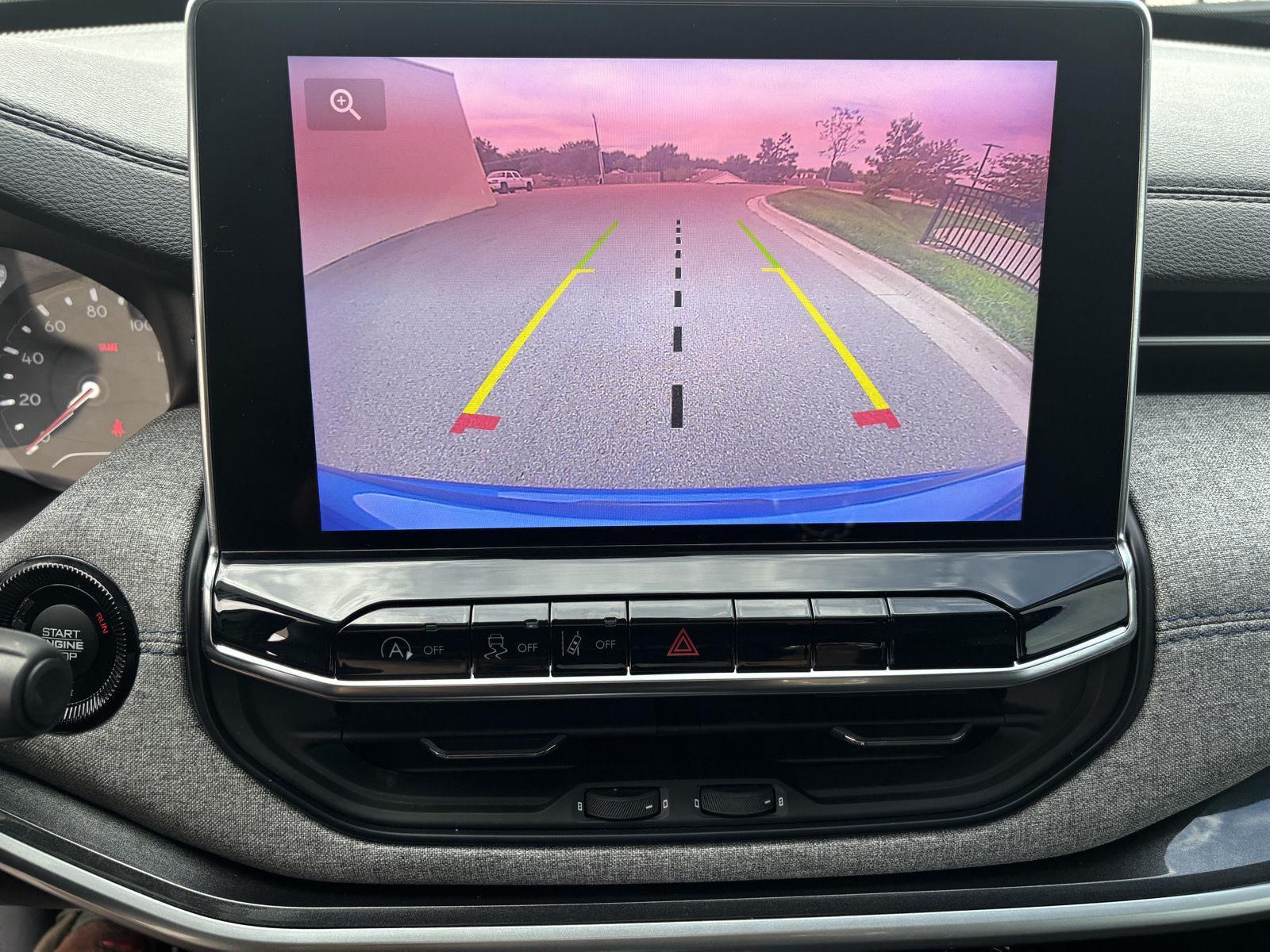 Vehicle photo 33