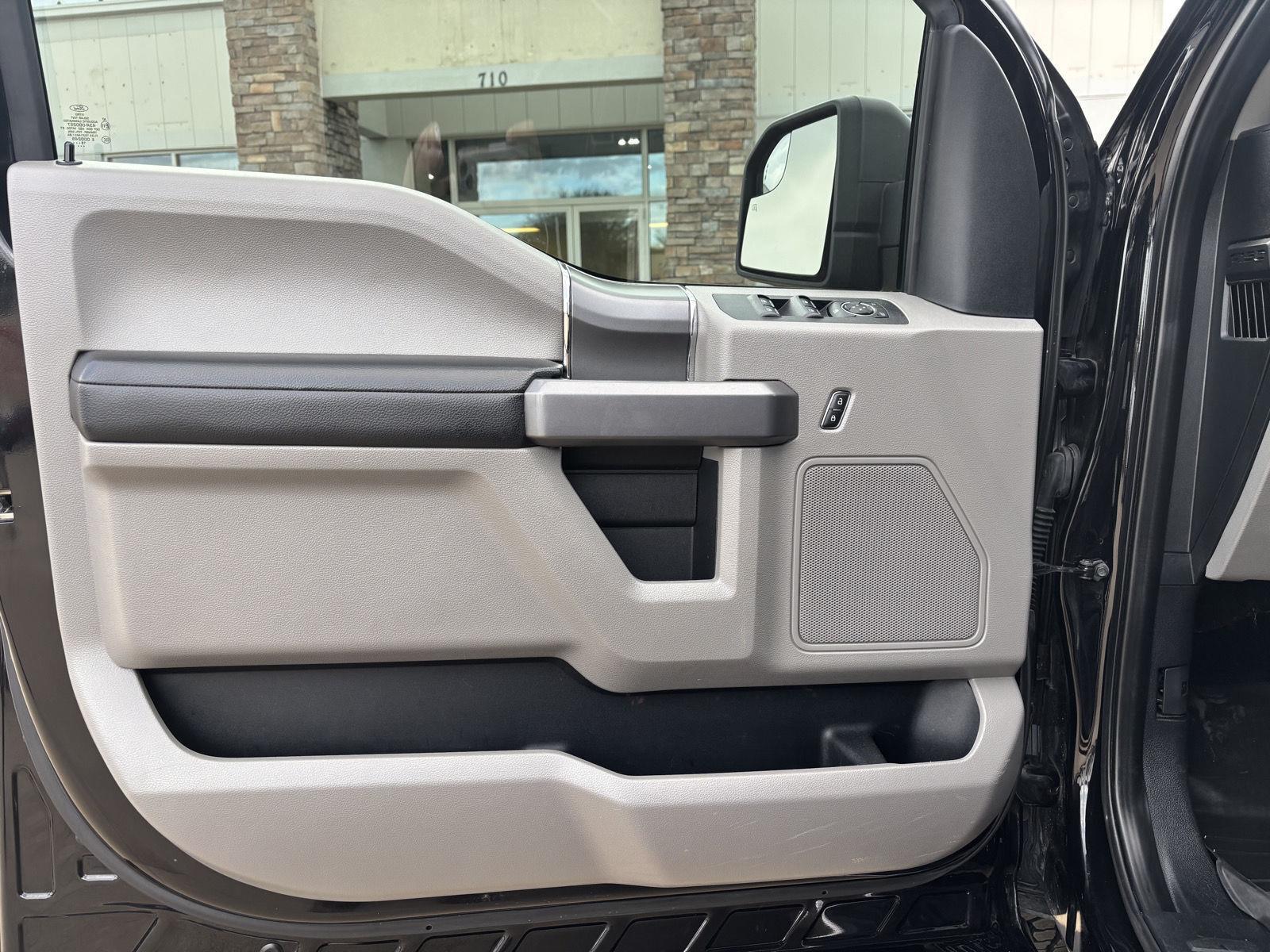 Vehicle photo 12