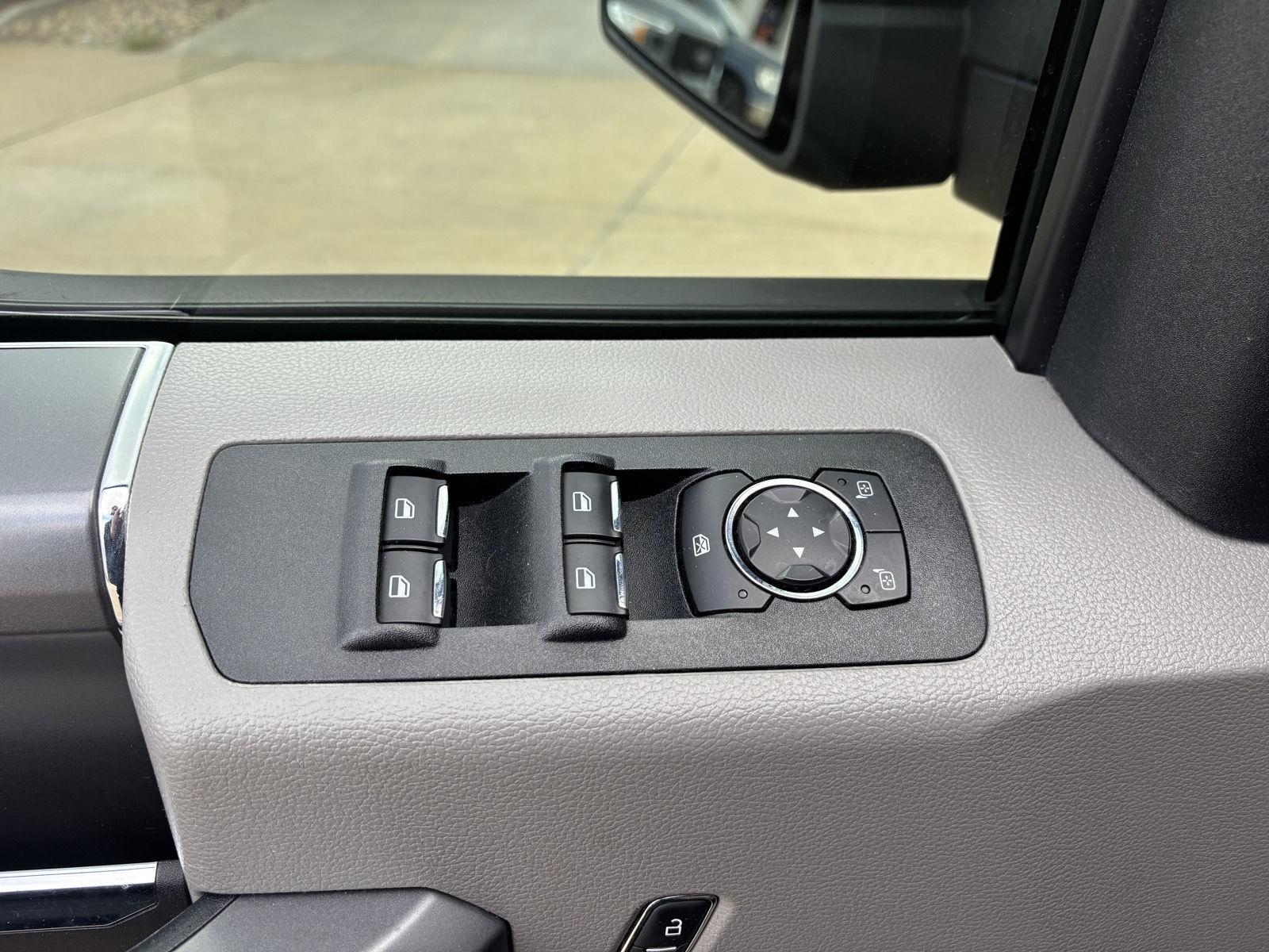 Vehicle photo 16