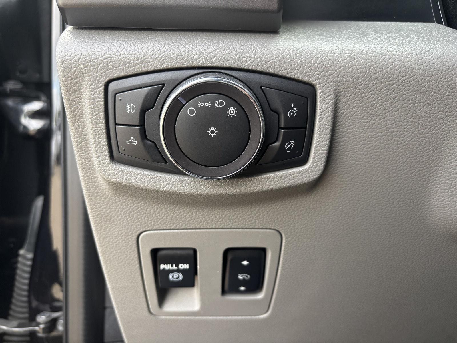 Vehicle photo 17