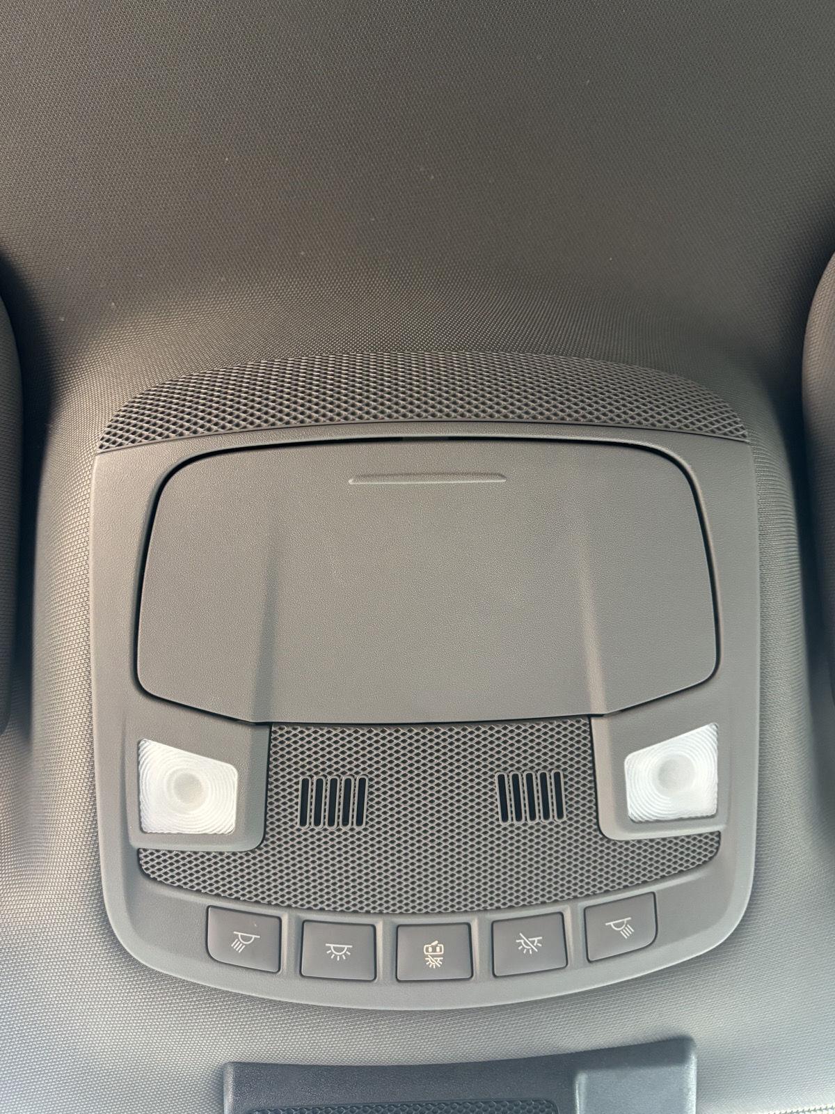 Vehicle photo 33