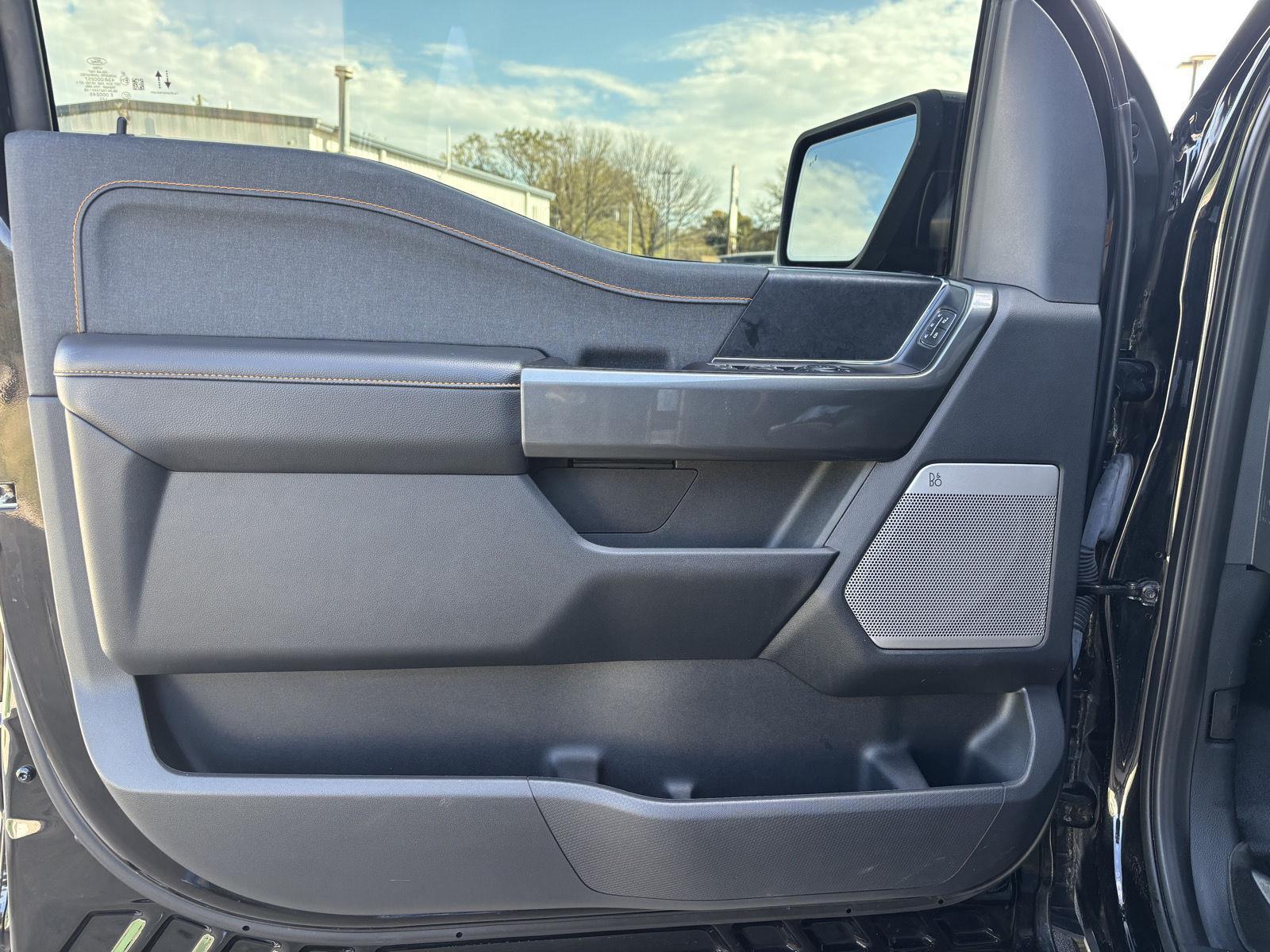 Vehicle photo 18