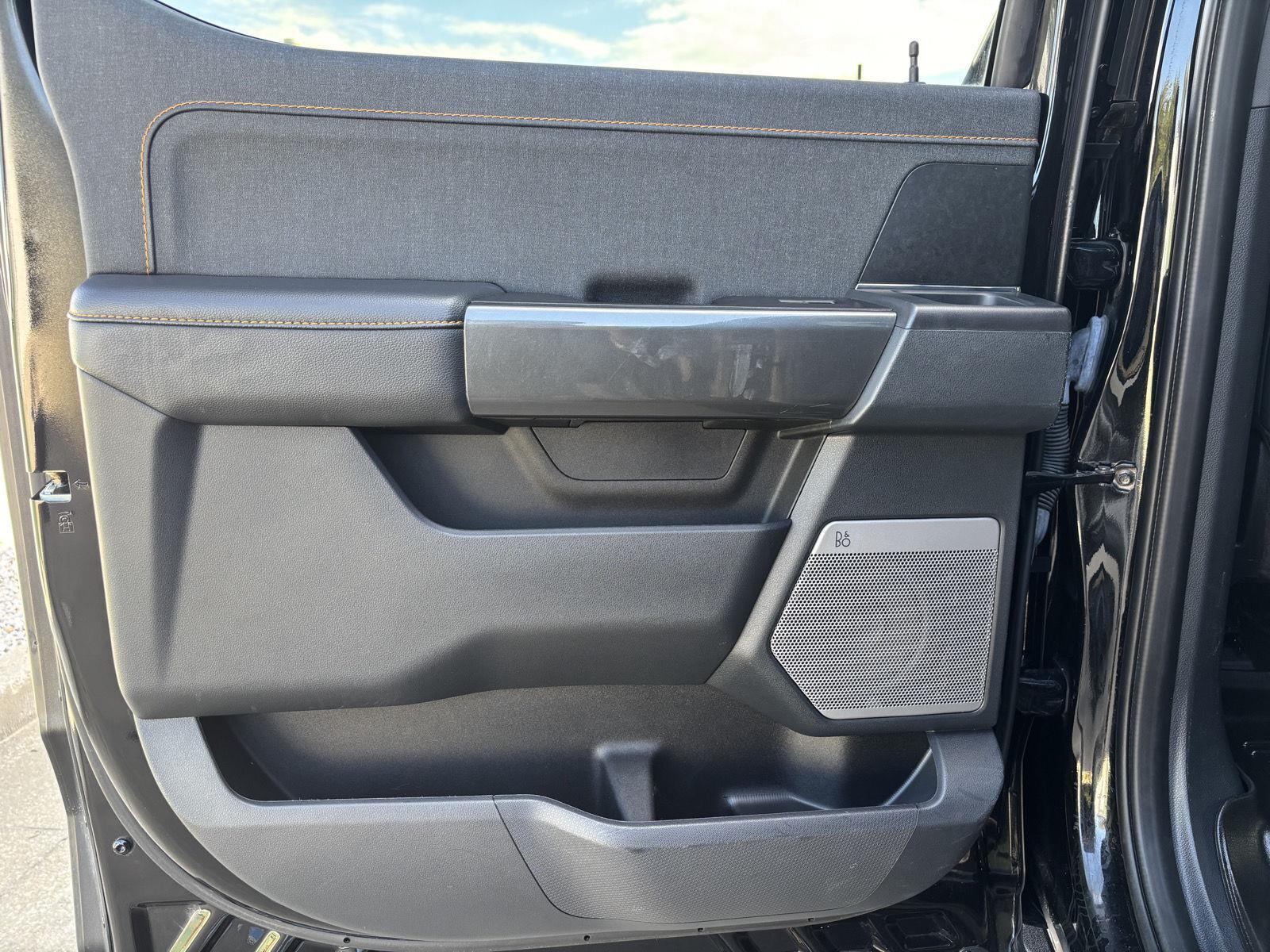 Vehicle photo 28
