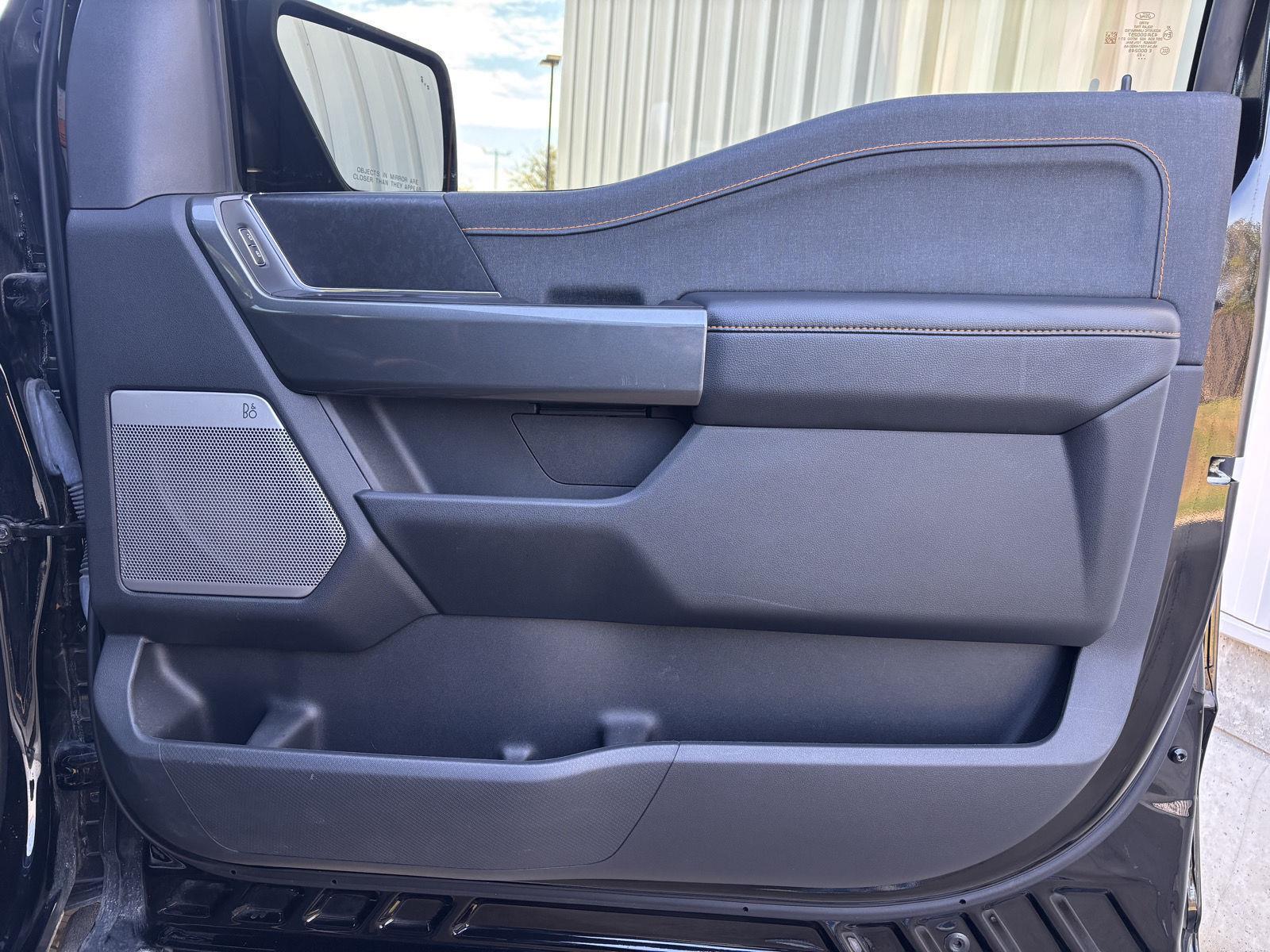 Vehicle photo 32