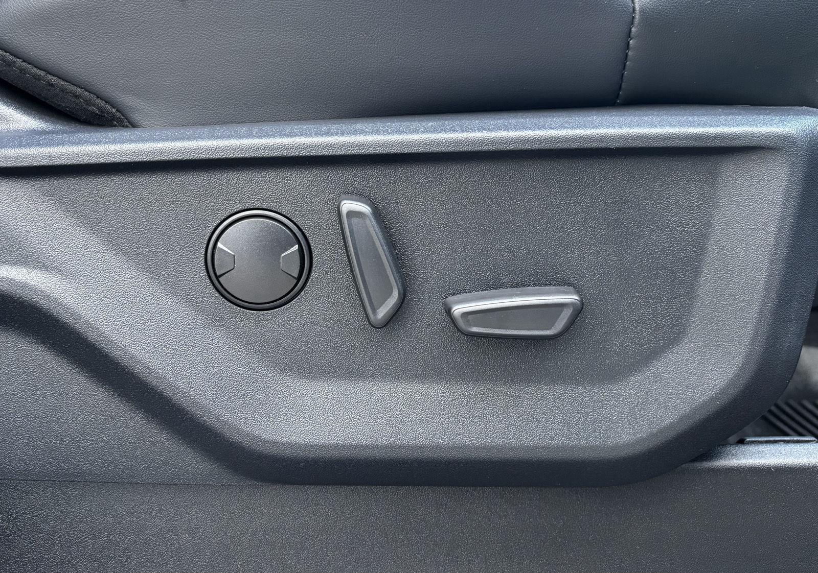 Vehicle photo 33