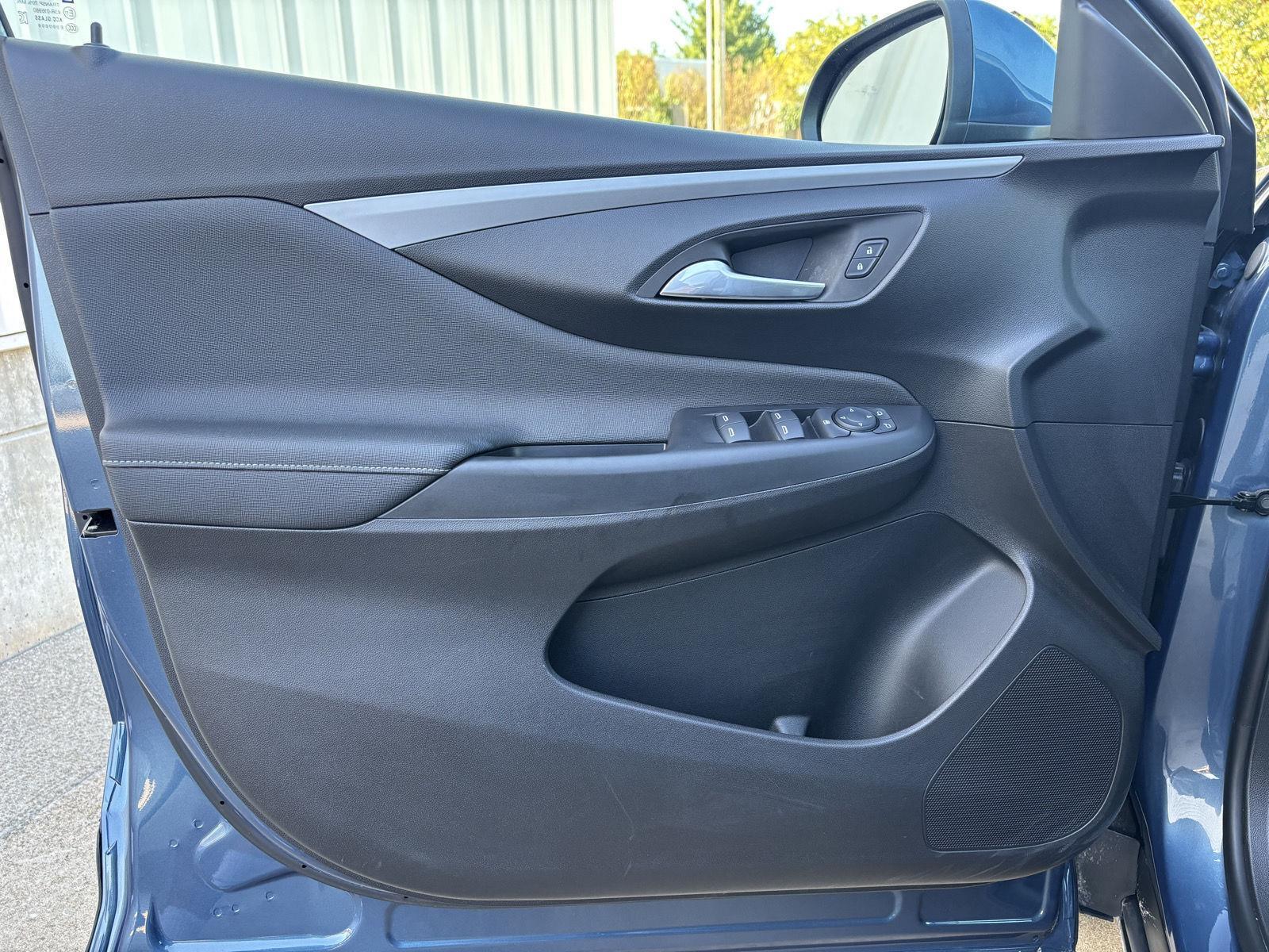 Vehicle photo 13
