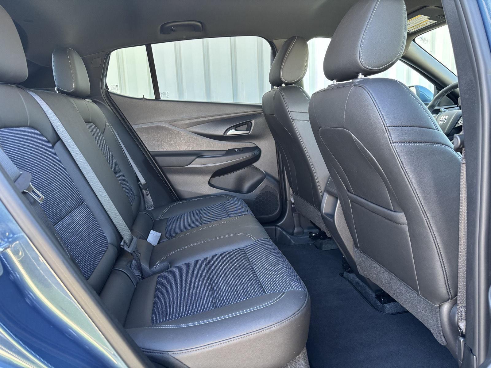 Vehicle photo 28