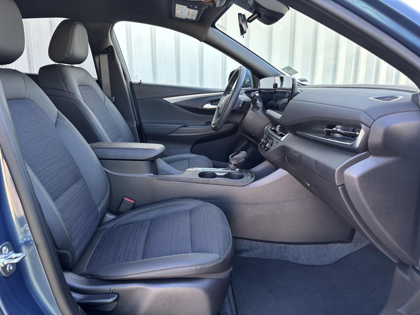 Vehicle photo 30