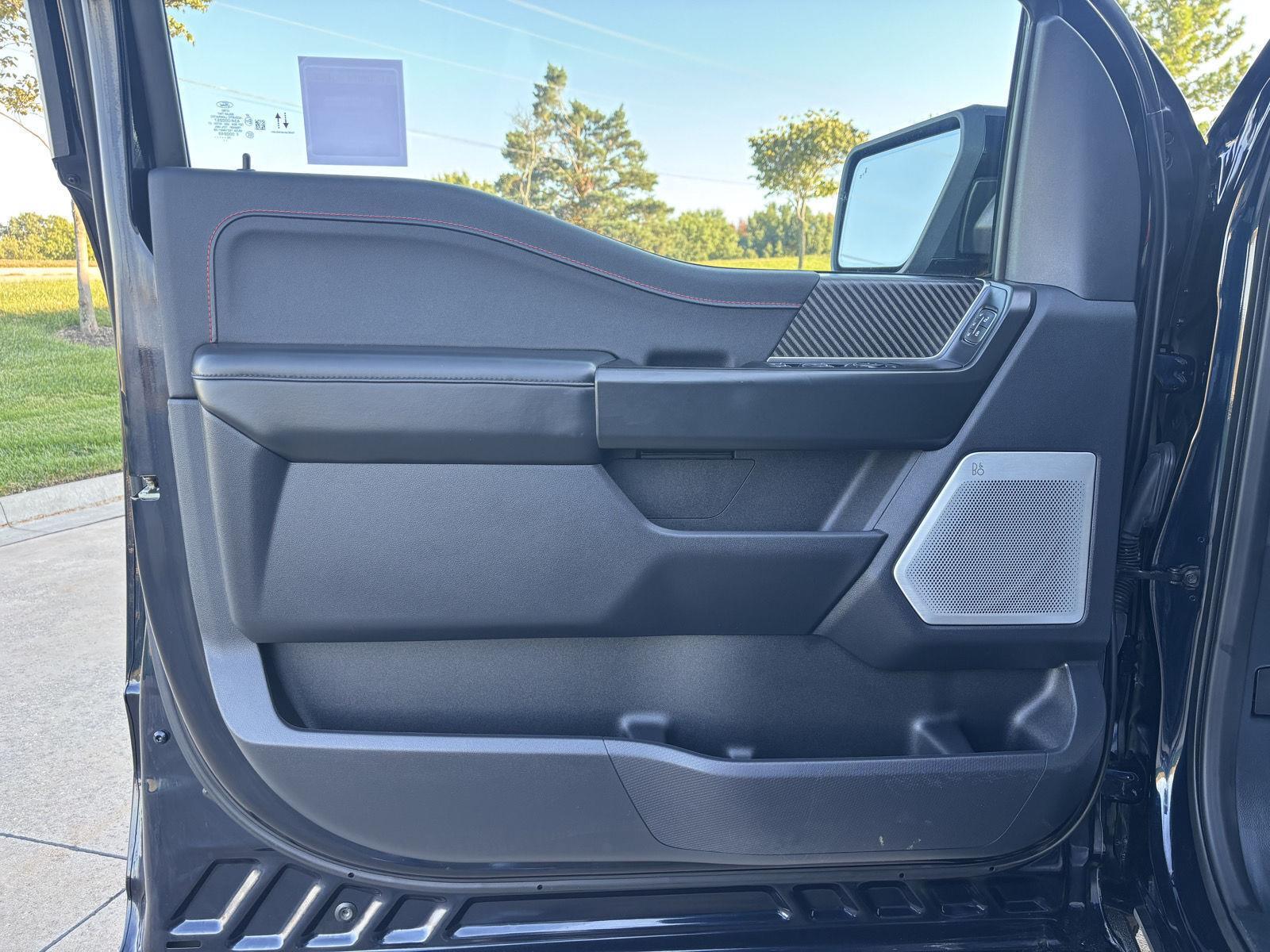 Vehicle photo 18