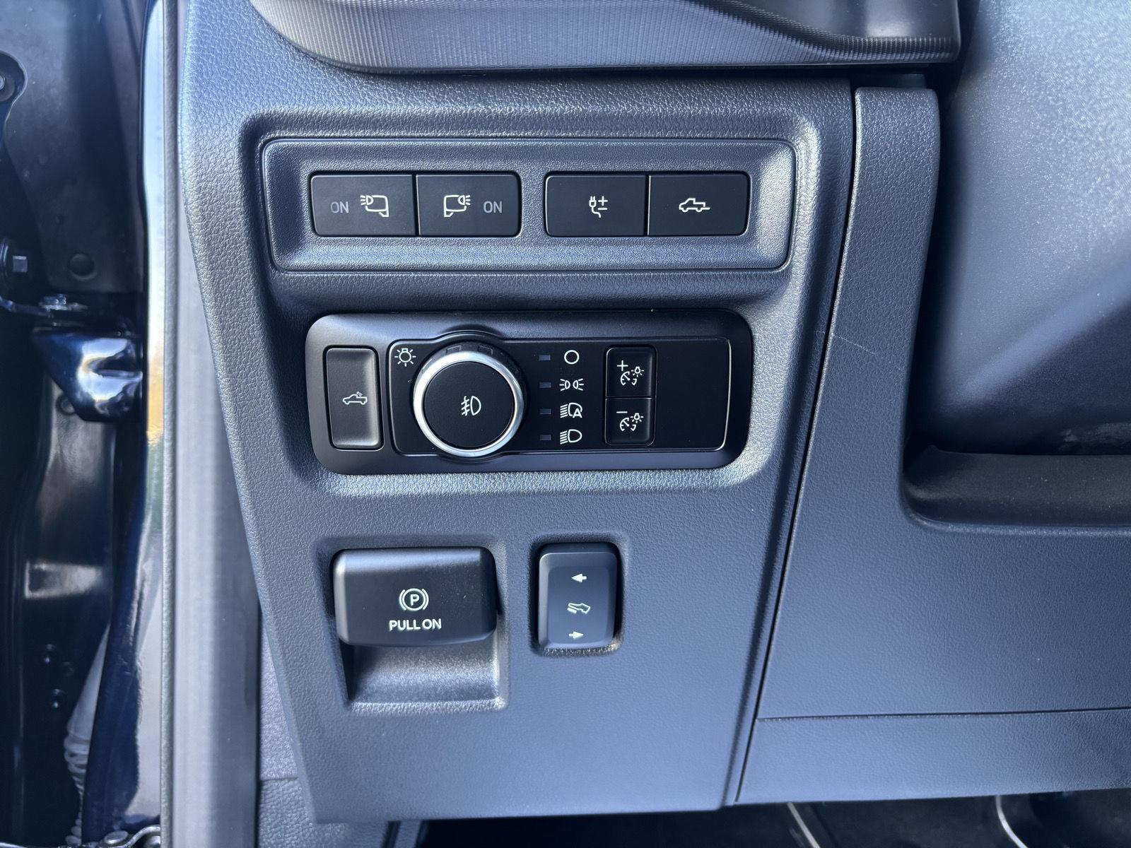Vehicle photo 17