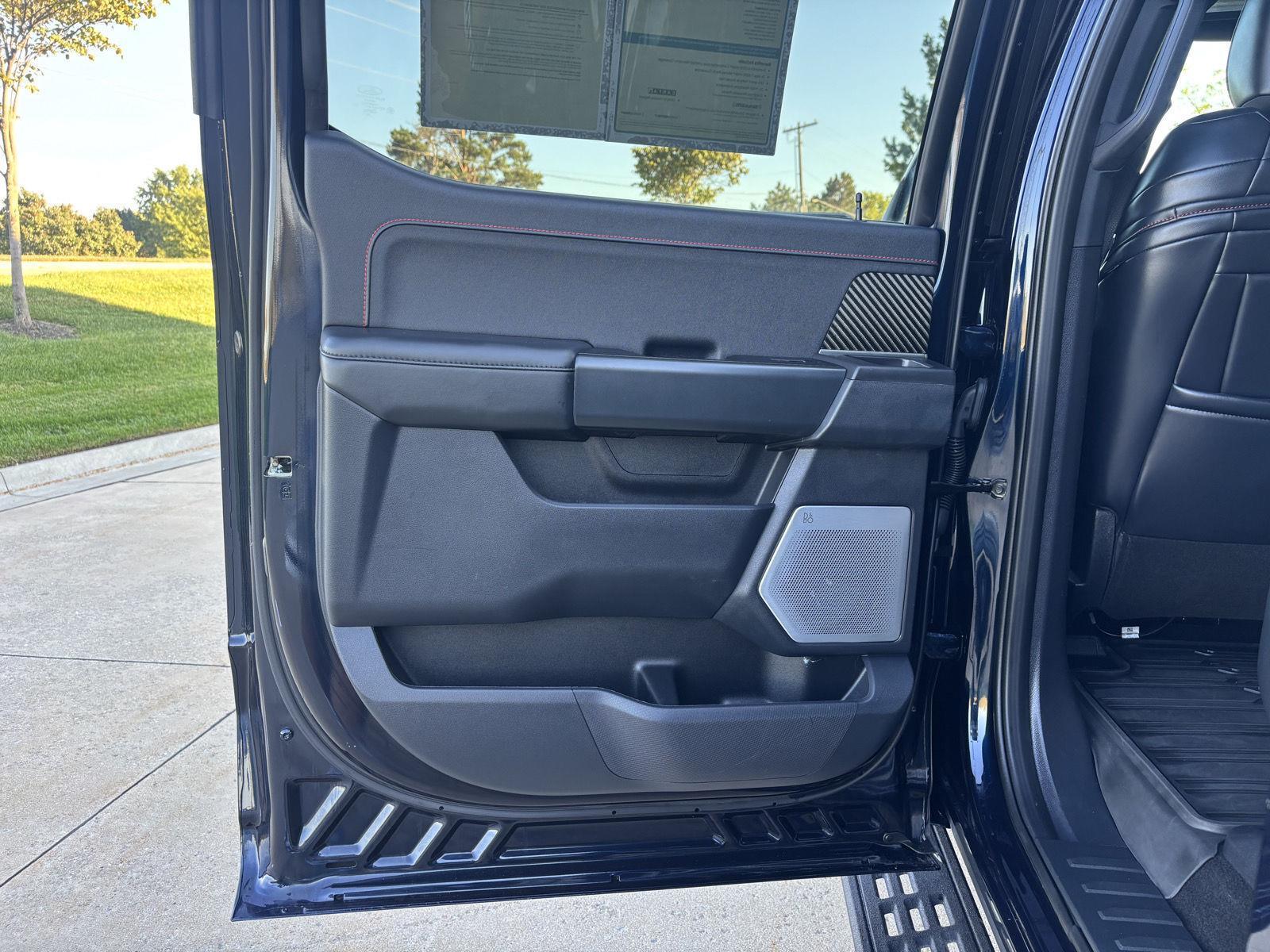Vehicle photo 34