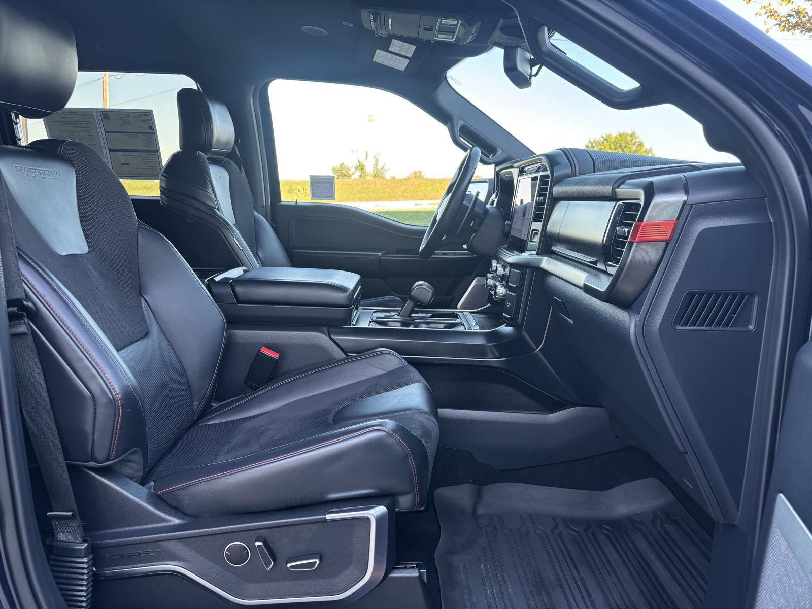 Vehicle photo 29