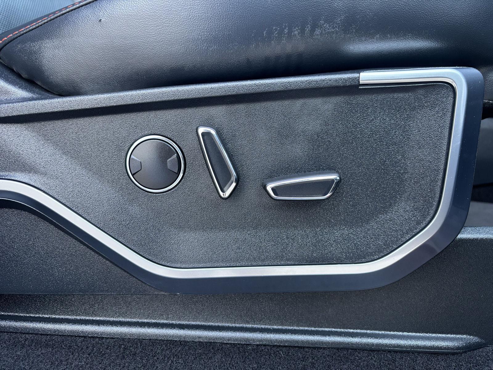 Vehicle photo 30