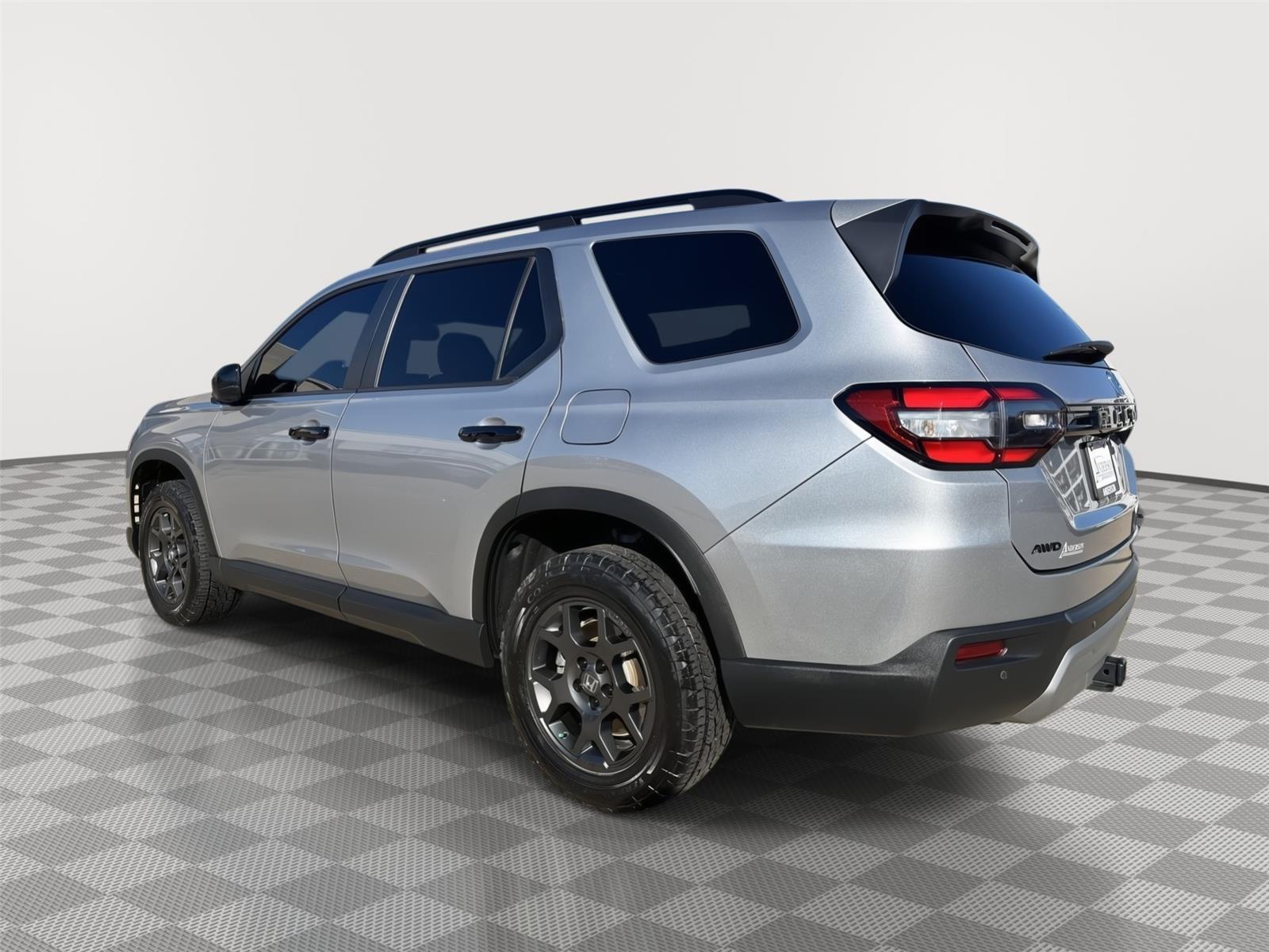 Vehicle photo 10