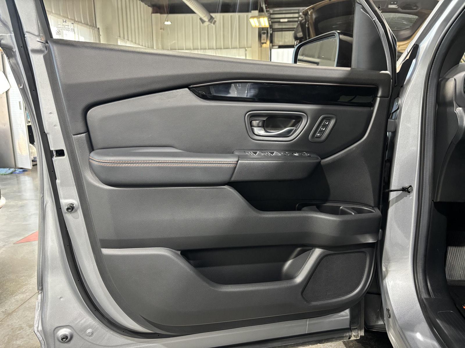 Vehicle photo 17