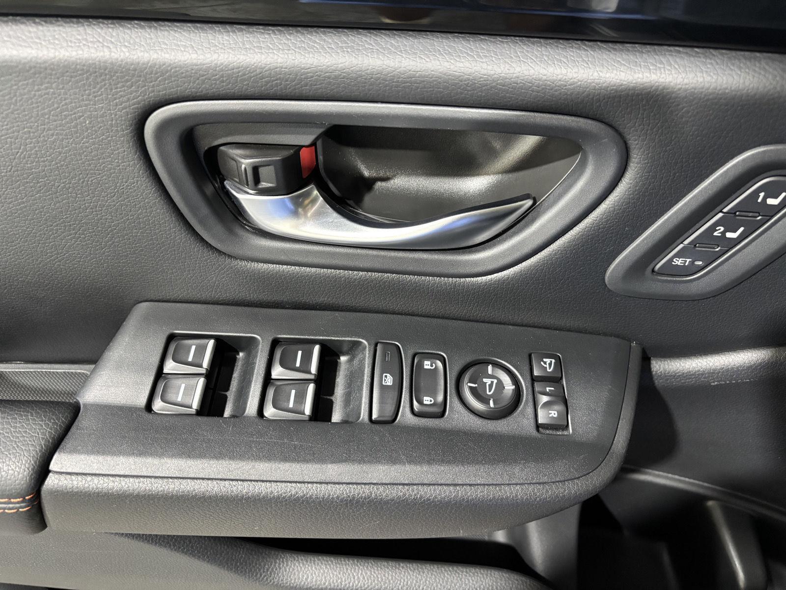 Vehicle photo 18