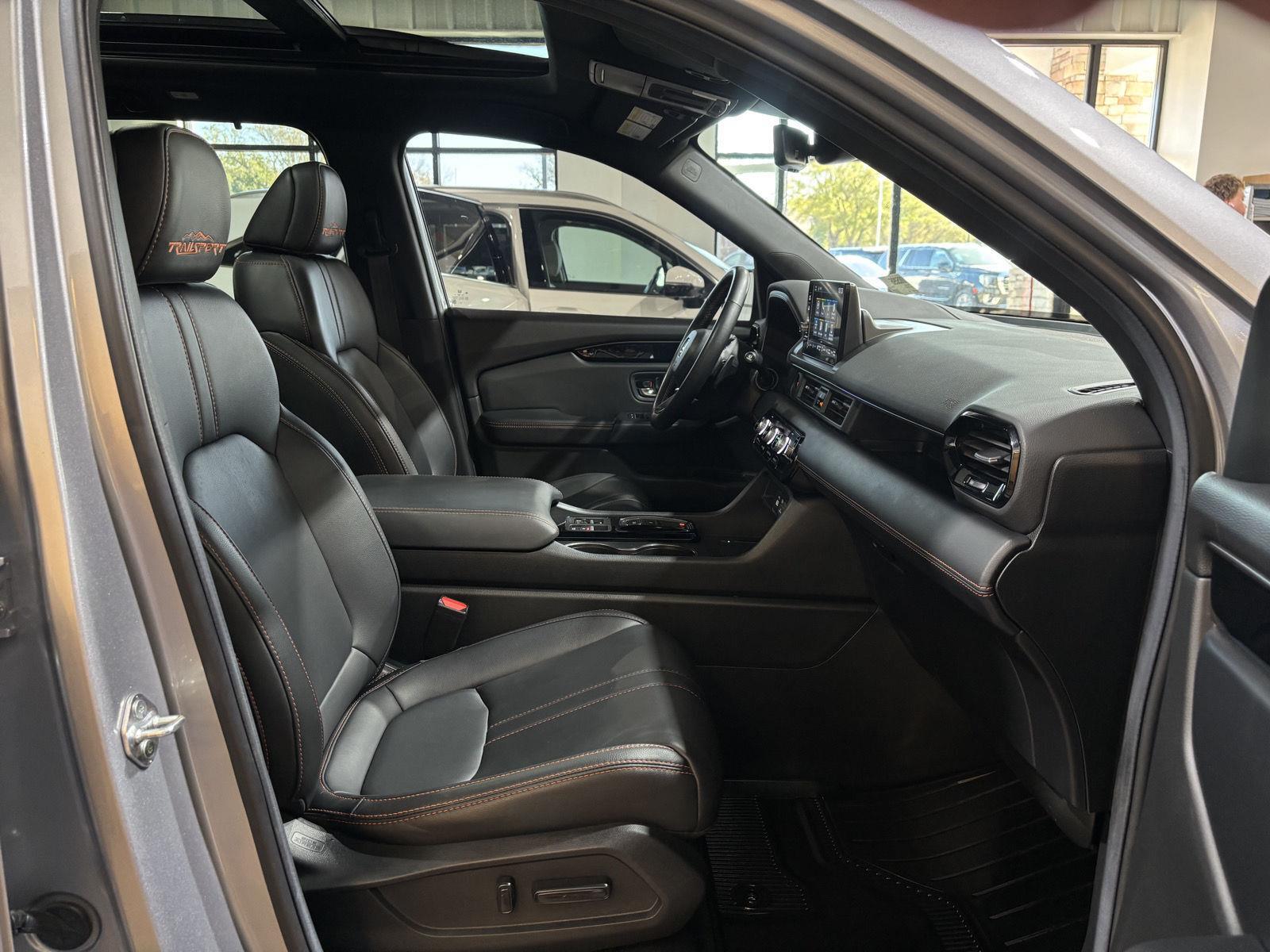 Vehicle photo 28