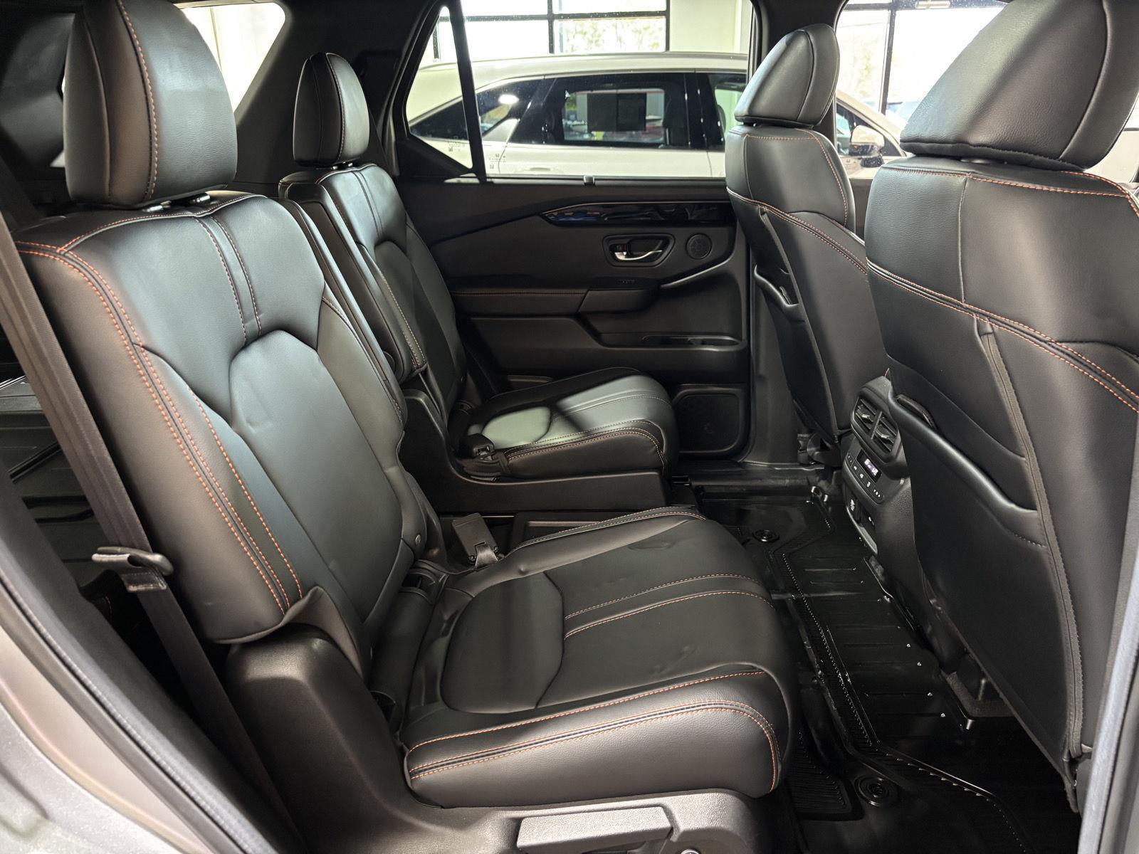 Vehicle photo 32