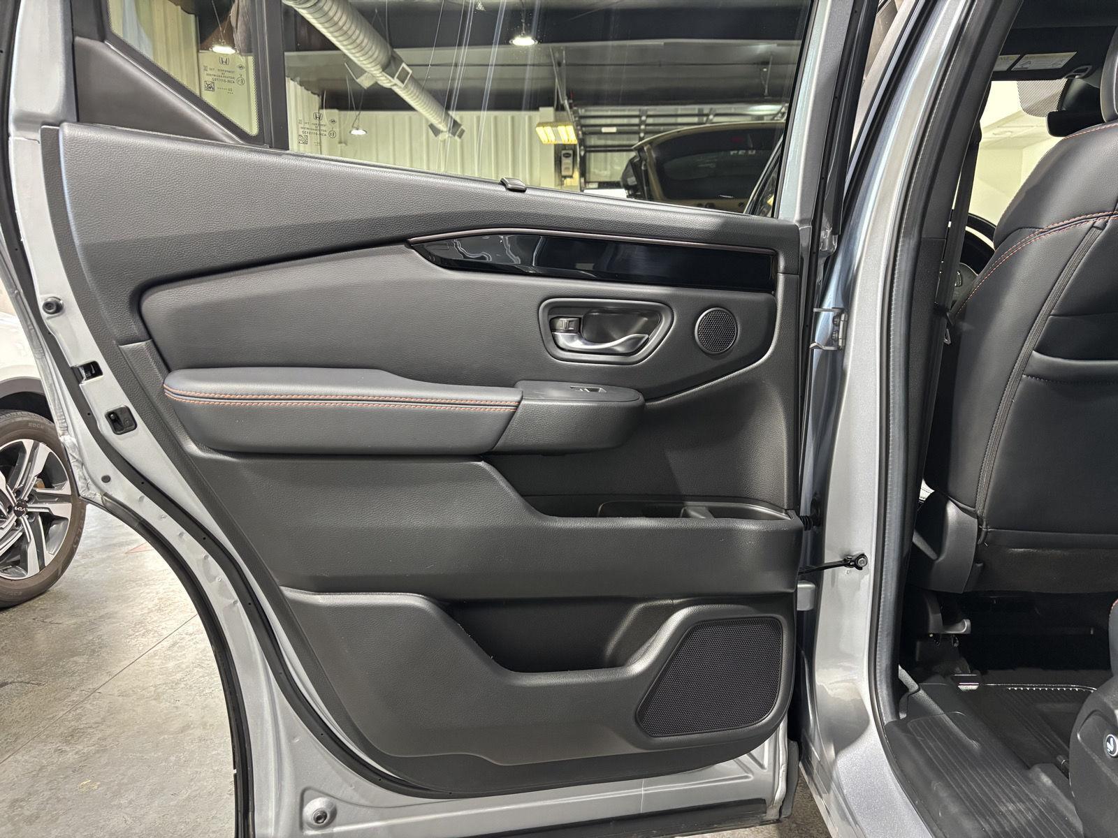Vehicle photo 33