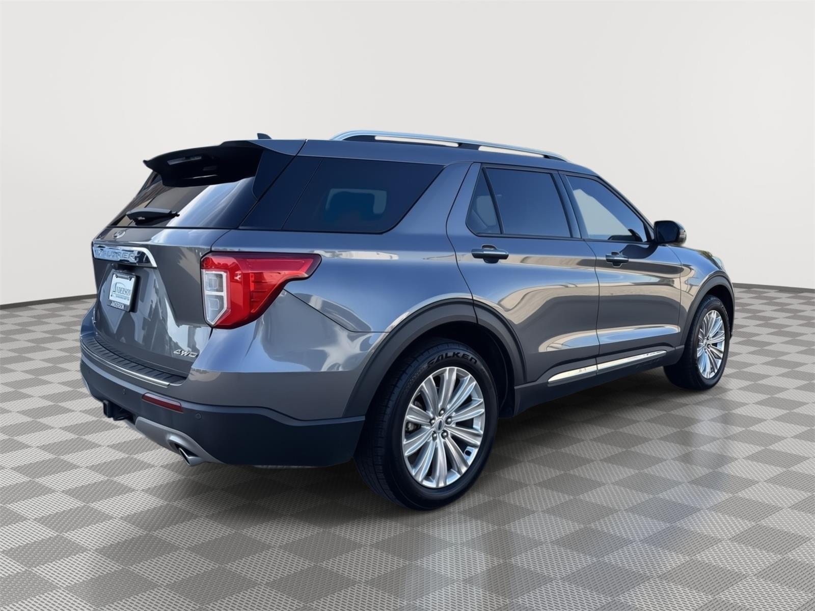 Vehicle photo 8