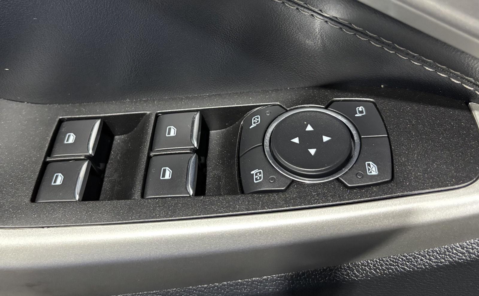 Vehicle photo 19