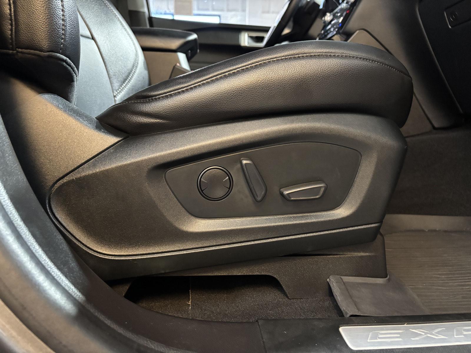Vehicle photo 30