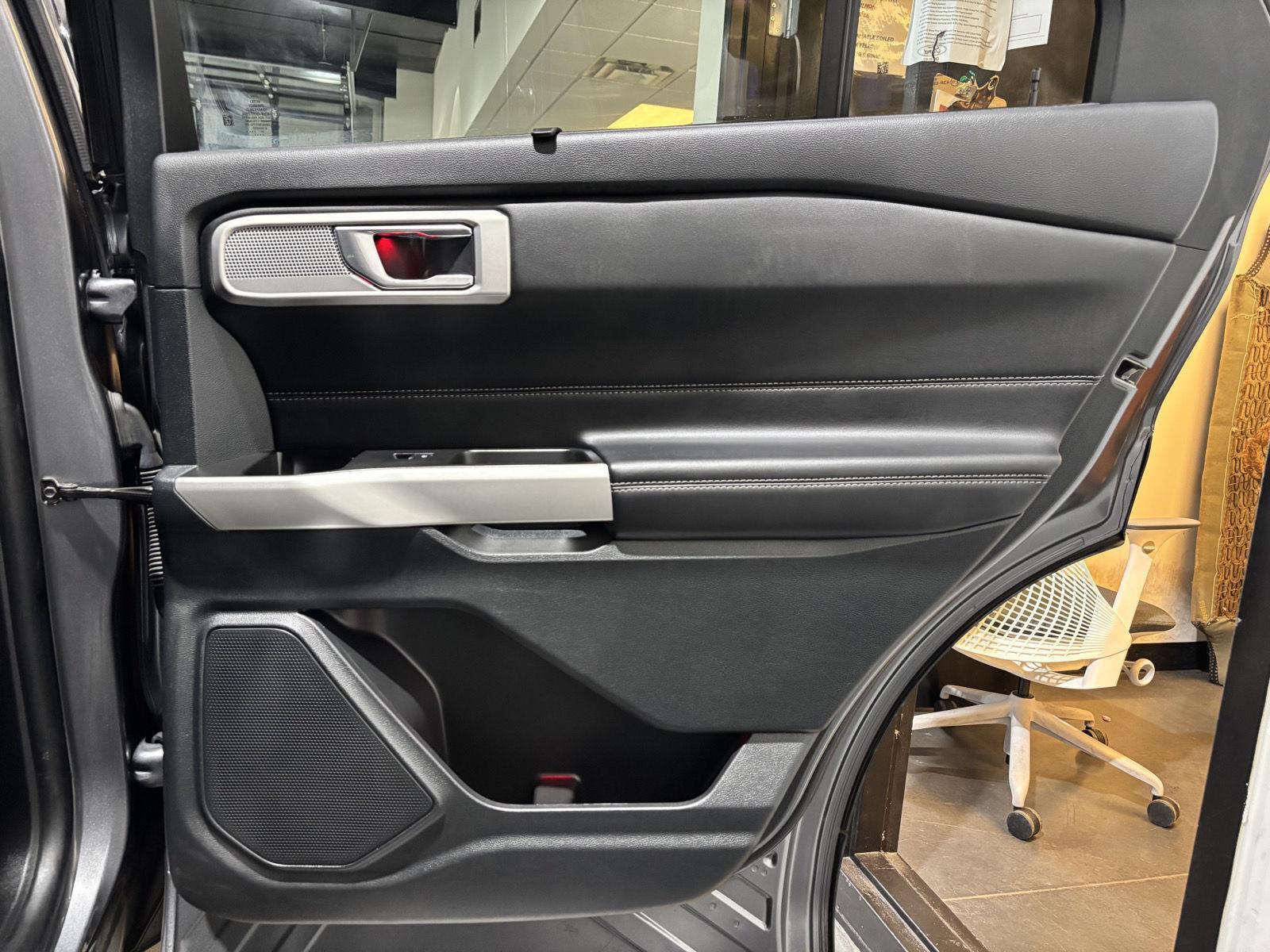 Vehicle photo 31