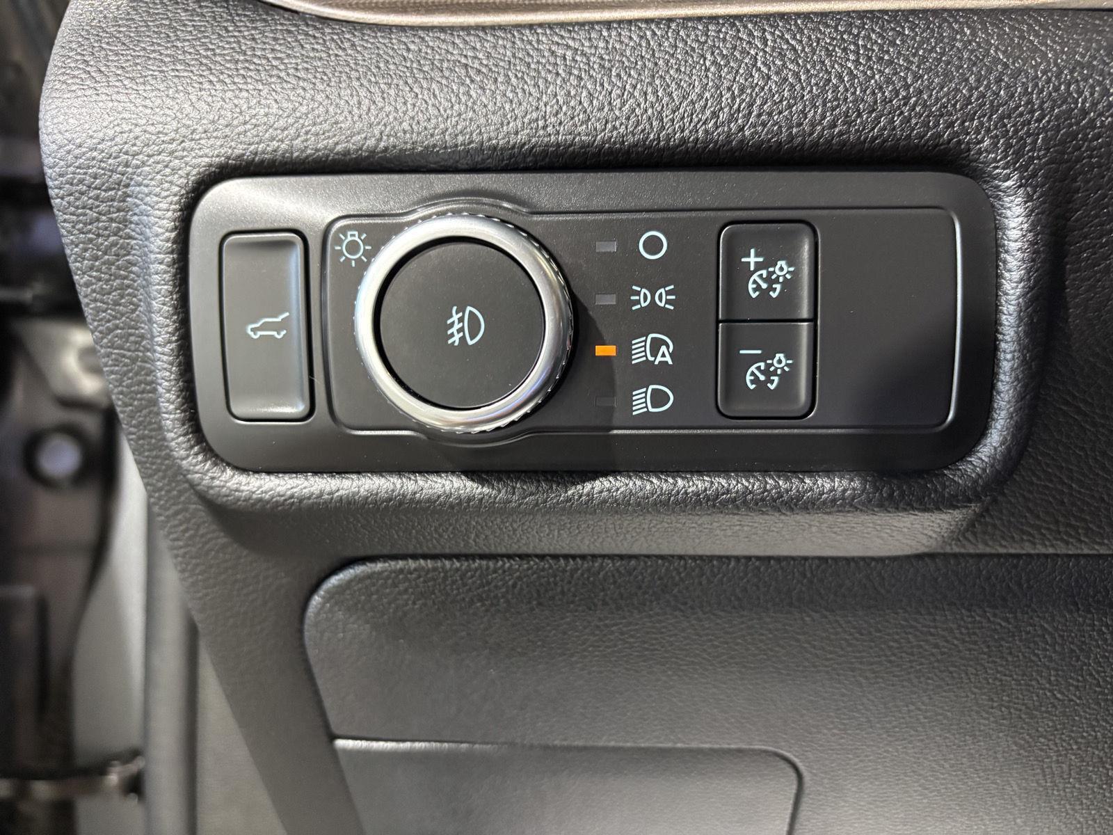 Vehicle photo 18