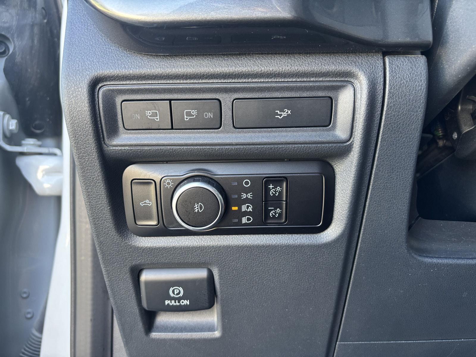Vehicle photo 17