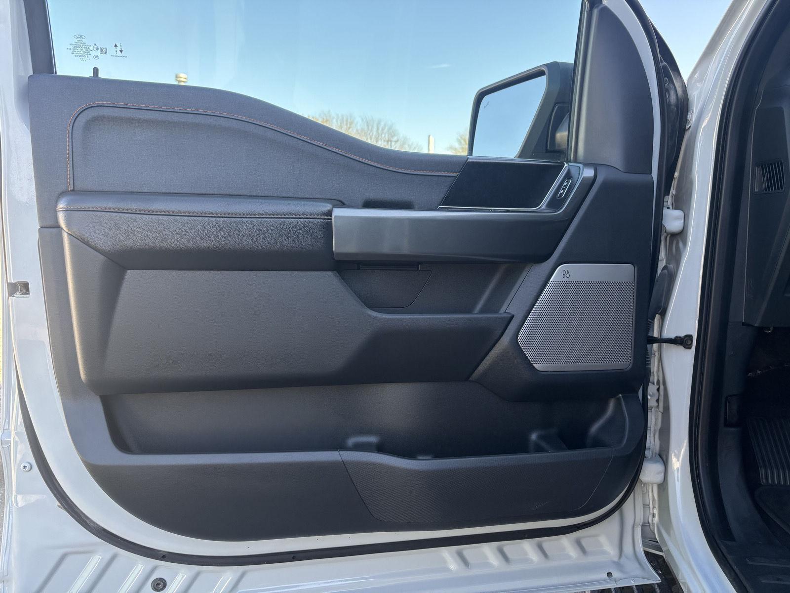 Vehicle photo 18