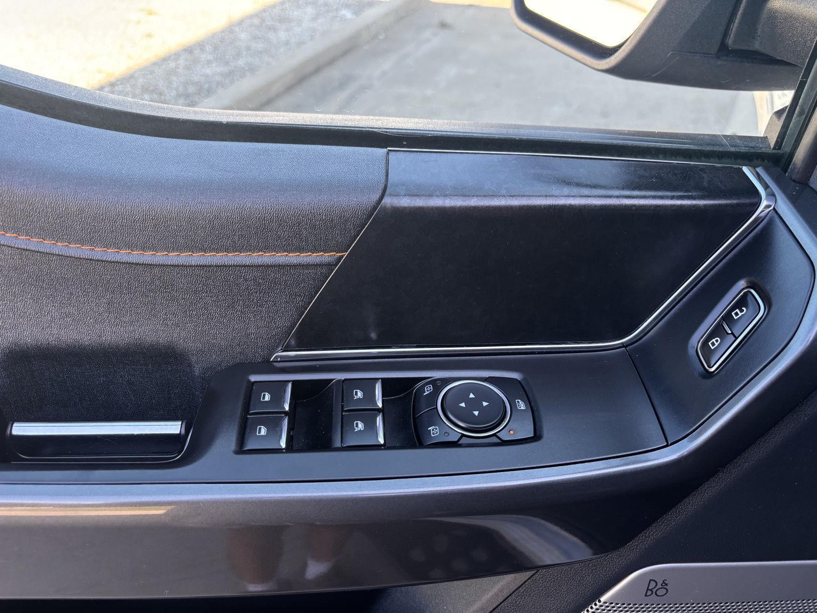 Vehicle photo 19