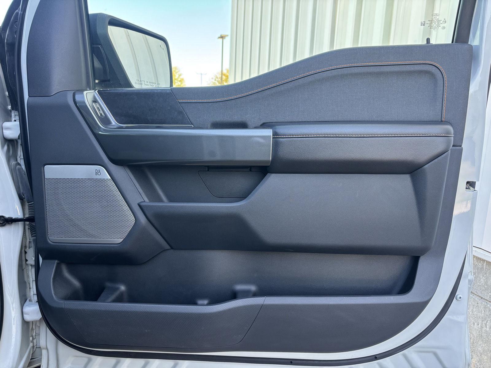 Vehicle photo 28