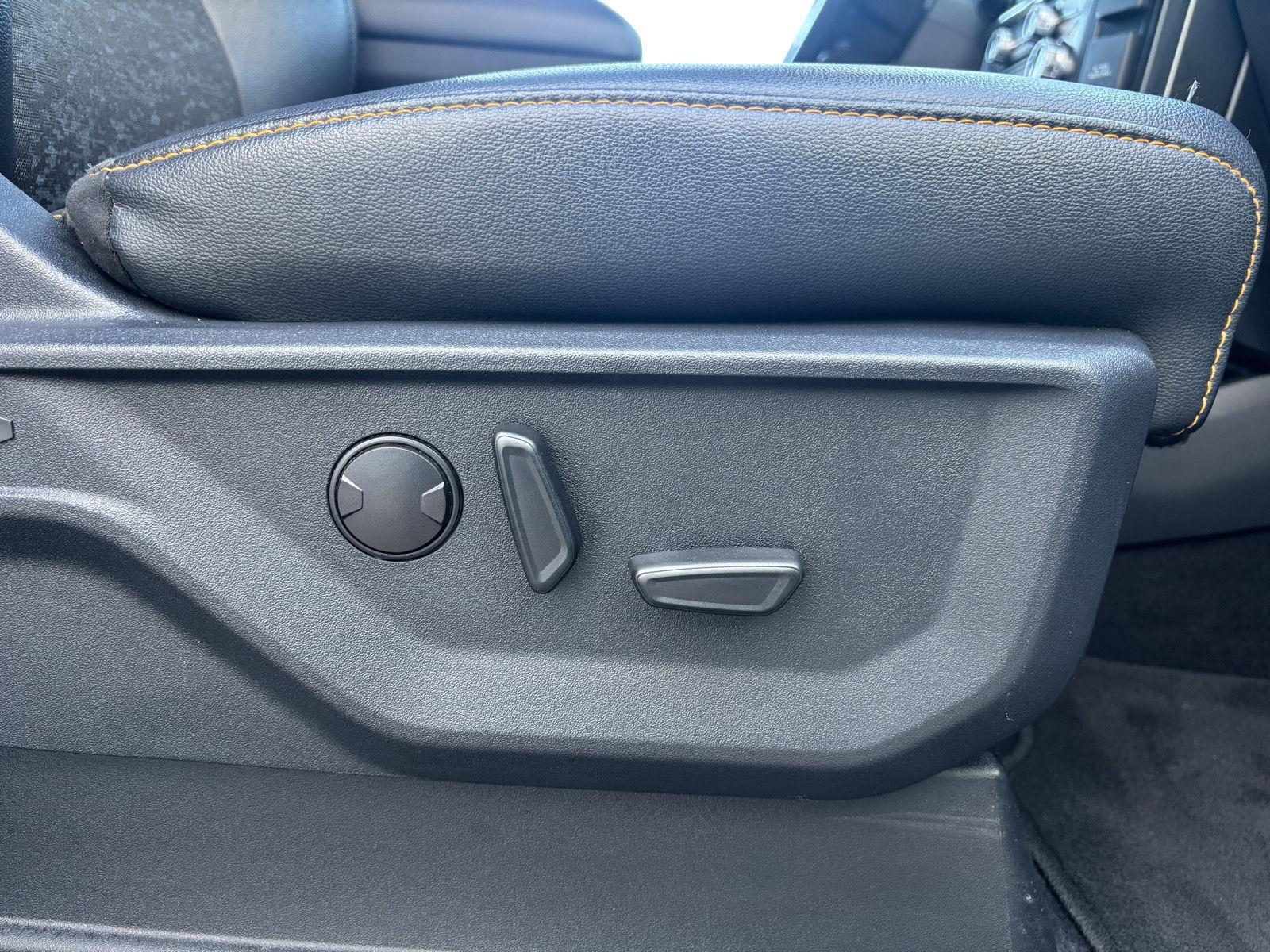 Vehicle photo 30