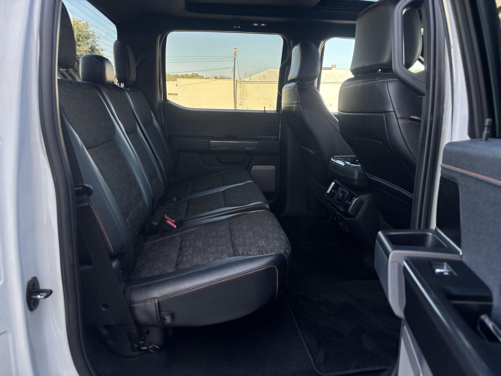 Vehicle photo 33