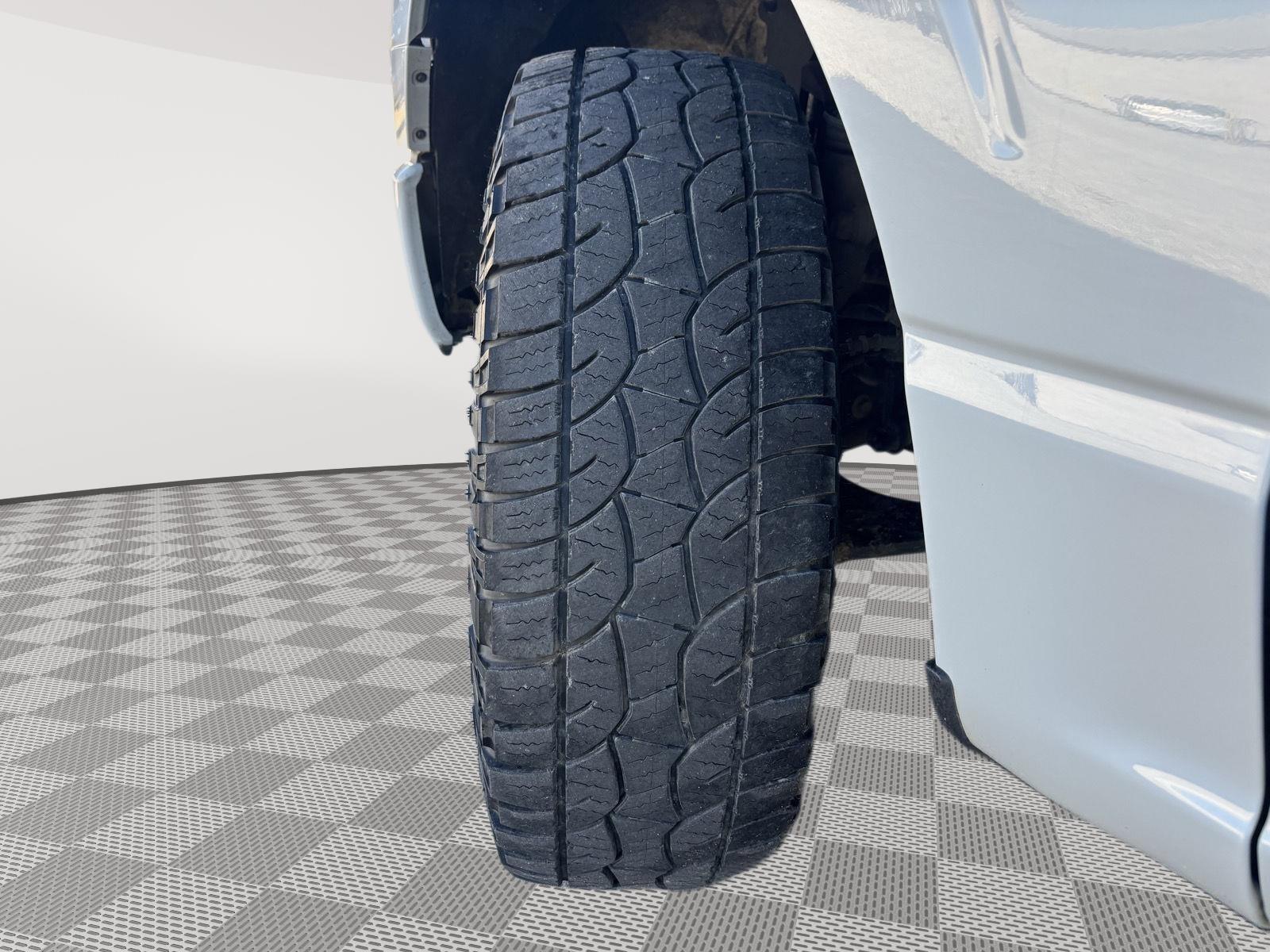 Vehicle photo 12