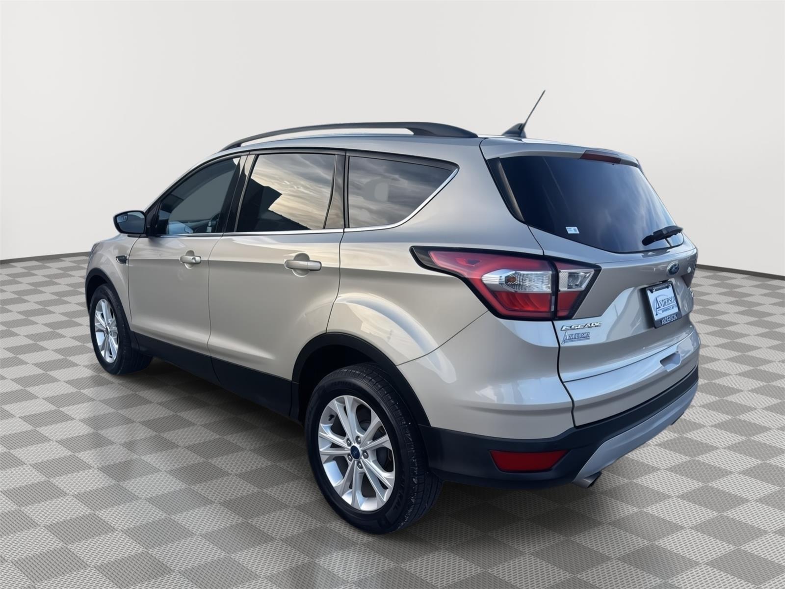 Vehicle photo 10