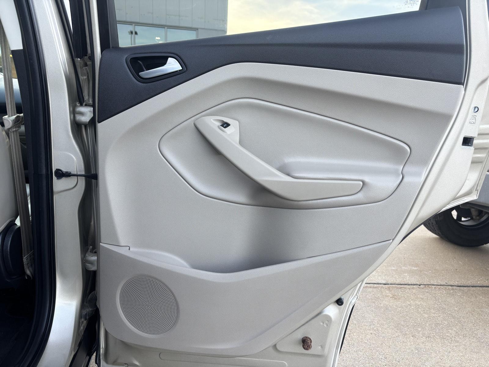 Vehicle photo 30