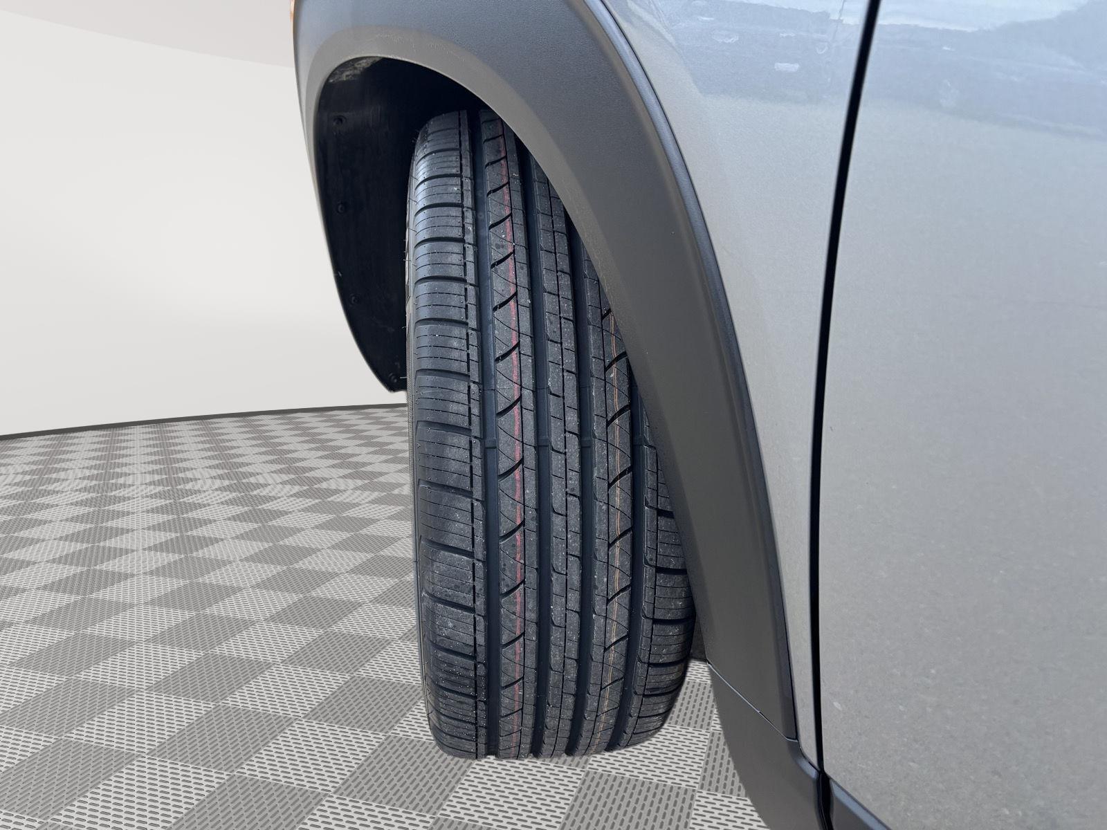 Vehicle photo 12