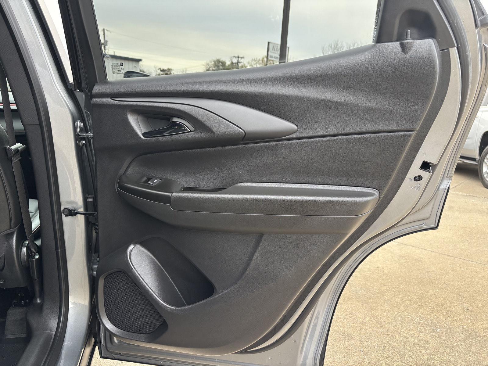 Vehicle photo 31