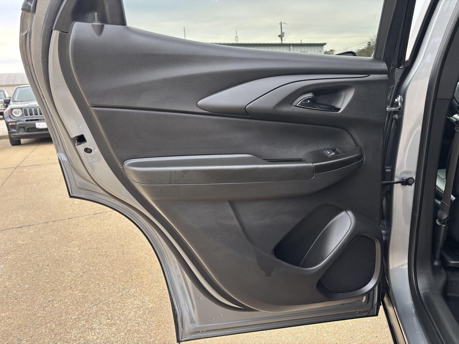 Vehicle photo 33