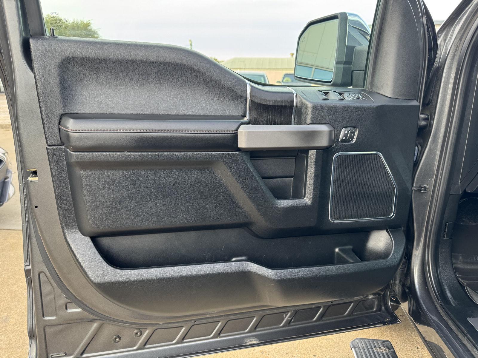 Vehicle photo 17